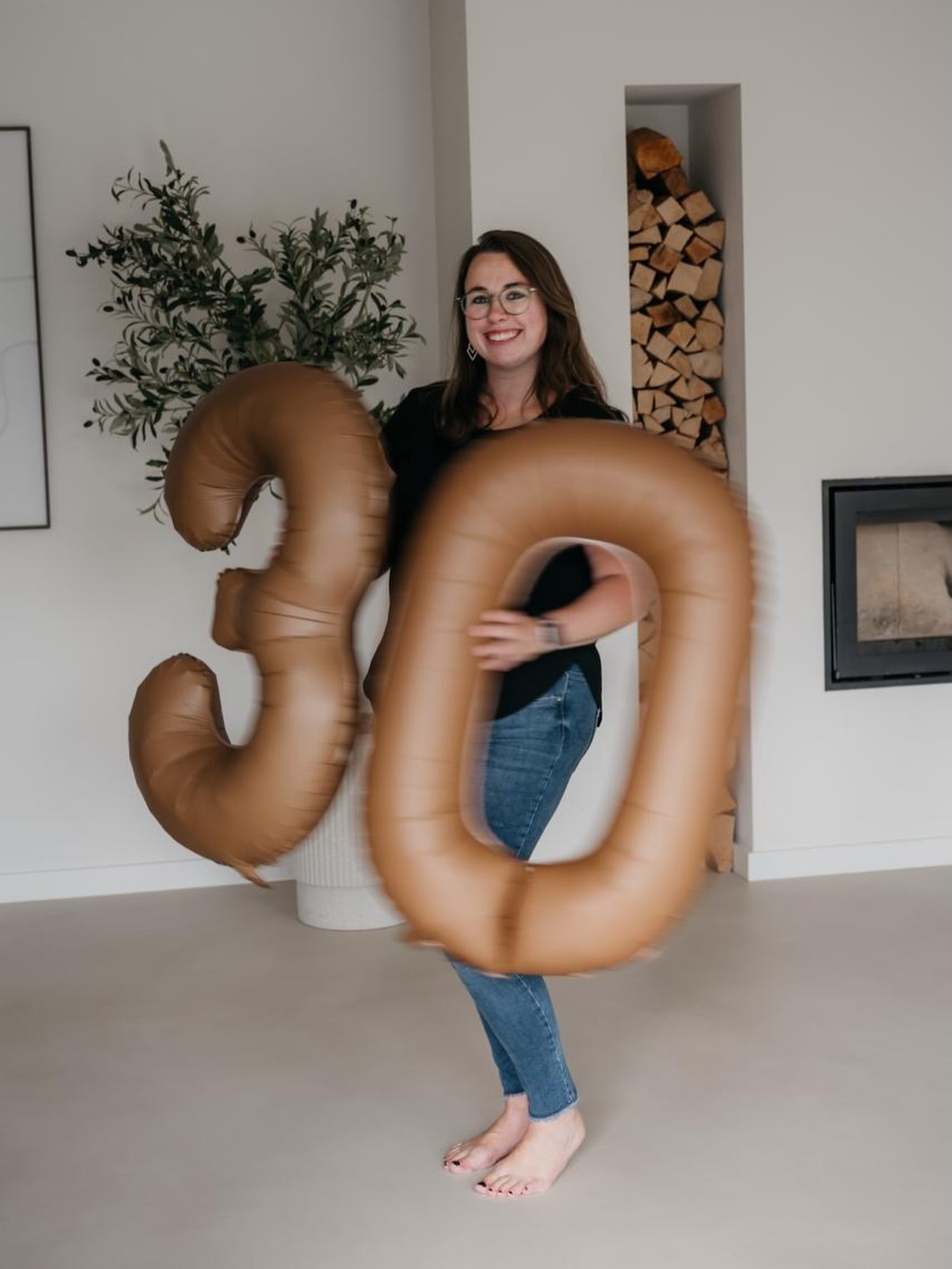 Rosa in haar woonkamer met grote ballonnen
